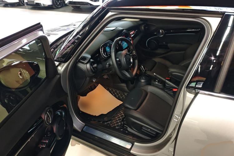 Used MINI 2023 Updated 1.5T COOPER Artist Five-Door Edition Driver Seat