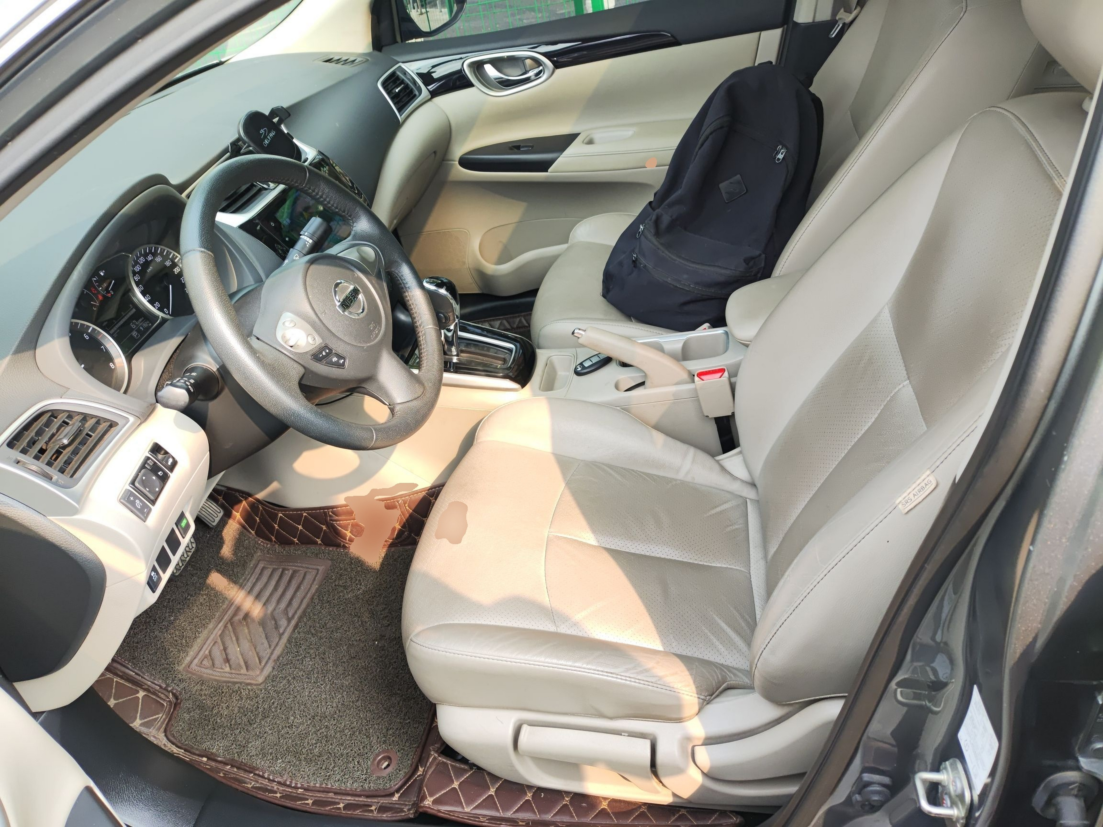 Переднее сиденье в автомобиле