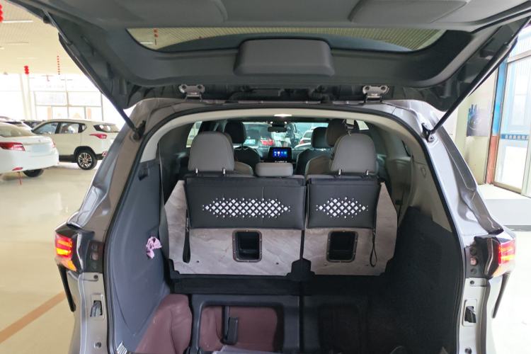 Used Toyota Granvia 2023 2.5L Hybrid Luxury Edition