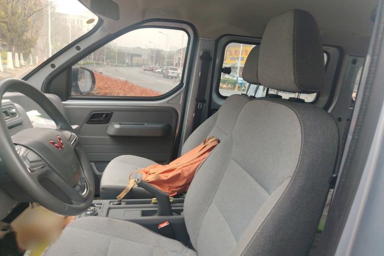 Used Wuling Yangguang 2024 300KM Comfort Version Passenger Van 75kW
