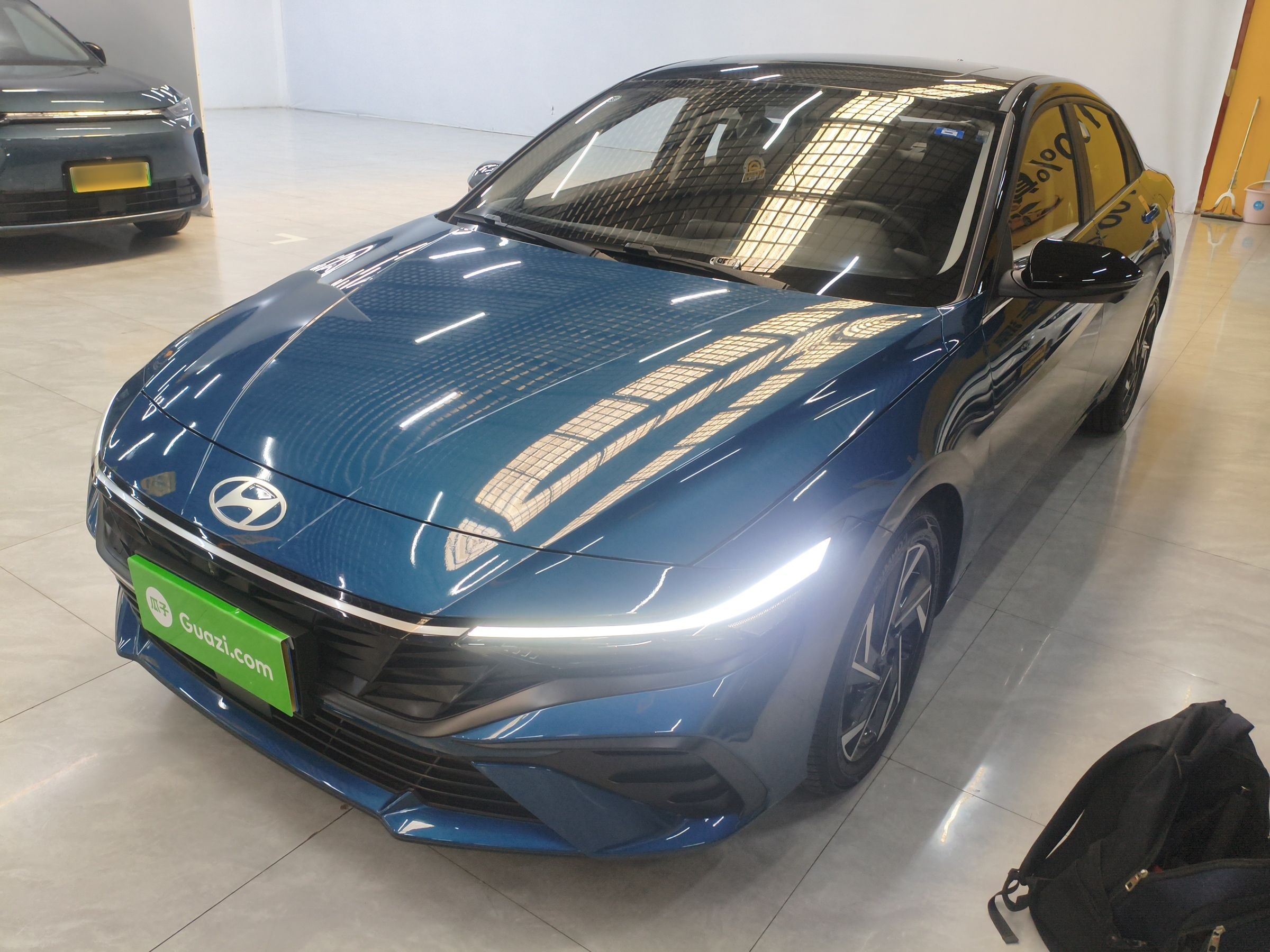 تحت مقدمة السيارة