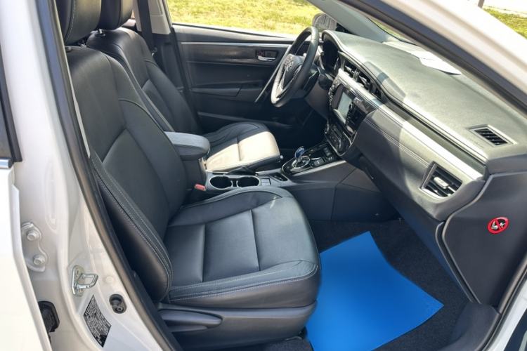 Used Toyota Corolla 2016 Dual-Engine 1.8L E-CVT Luxury Edition Interior 6