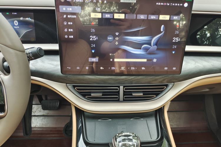 Used Denza D9 2022 DM-i 1040 Prestige Model