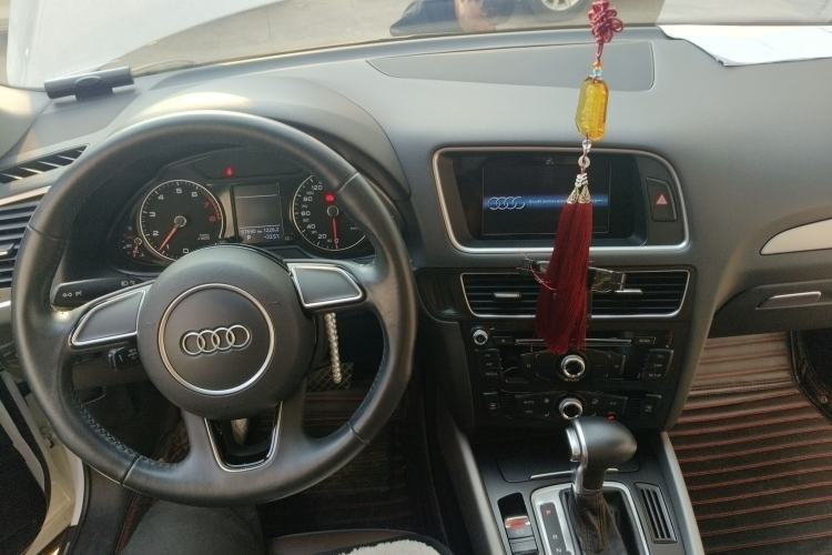 Used Audi Q5 2017 Plus 40 TFSI Ambition Model Center Console