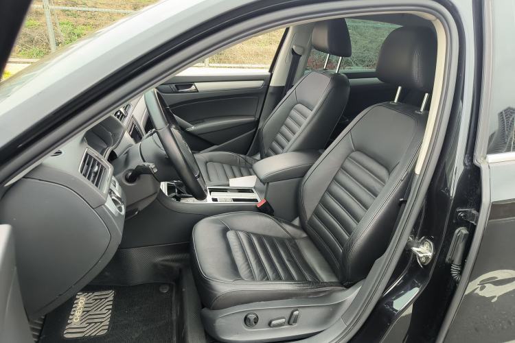 Used Volkswagen Passat 2014 1.8TSI DSG Prestige Edition Interior 2