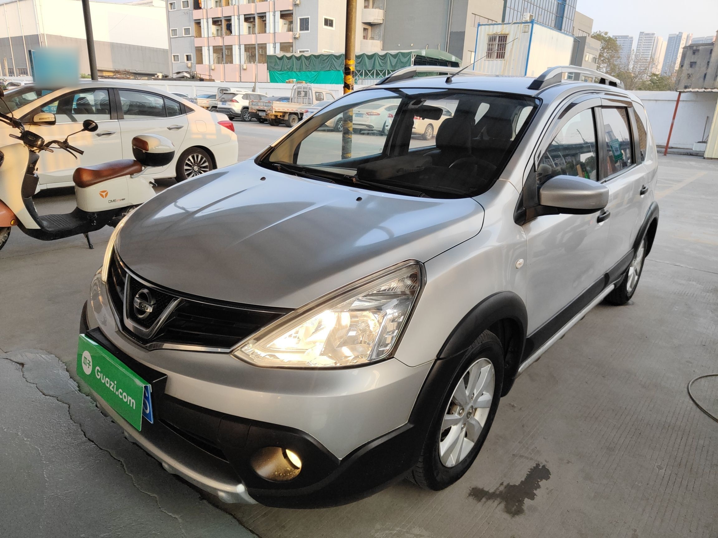 Под передней частью автомобиля