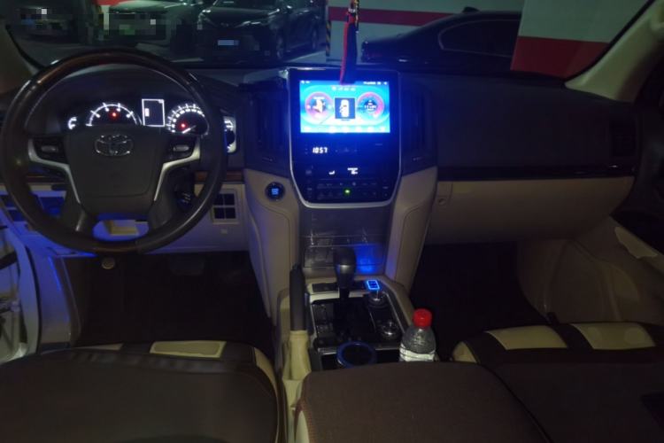 Used Toyota Land Cruiser 2018 4.0 GX-R Eight Cylinders No Winch Outboard Mount Middle East Center Console