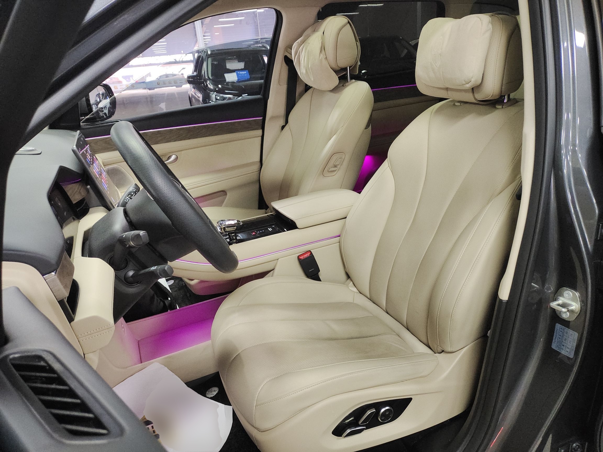 Переднее сиденье в автомобиле