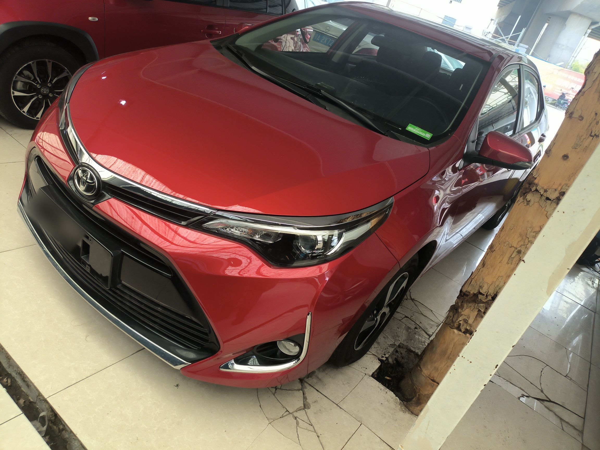 تحت مقدمة السيارة