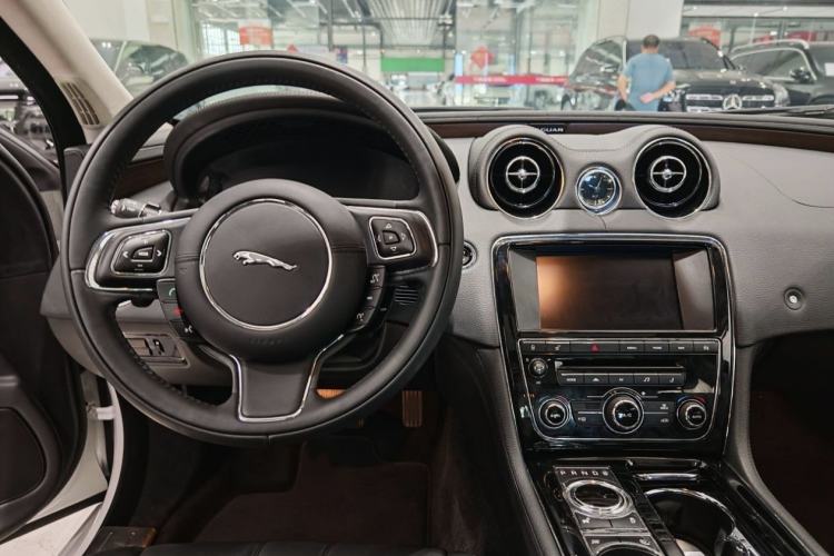 Used Jaguar XJ 2014 XJL 2.0T Two-Wheel-Drive Elegant Business Edition
