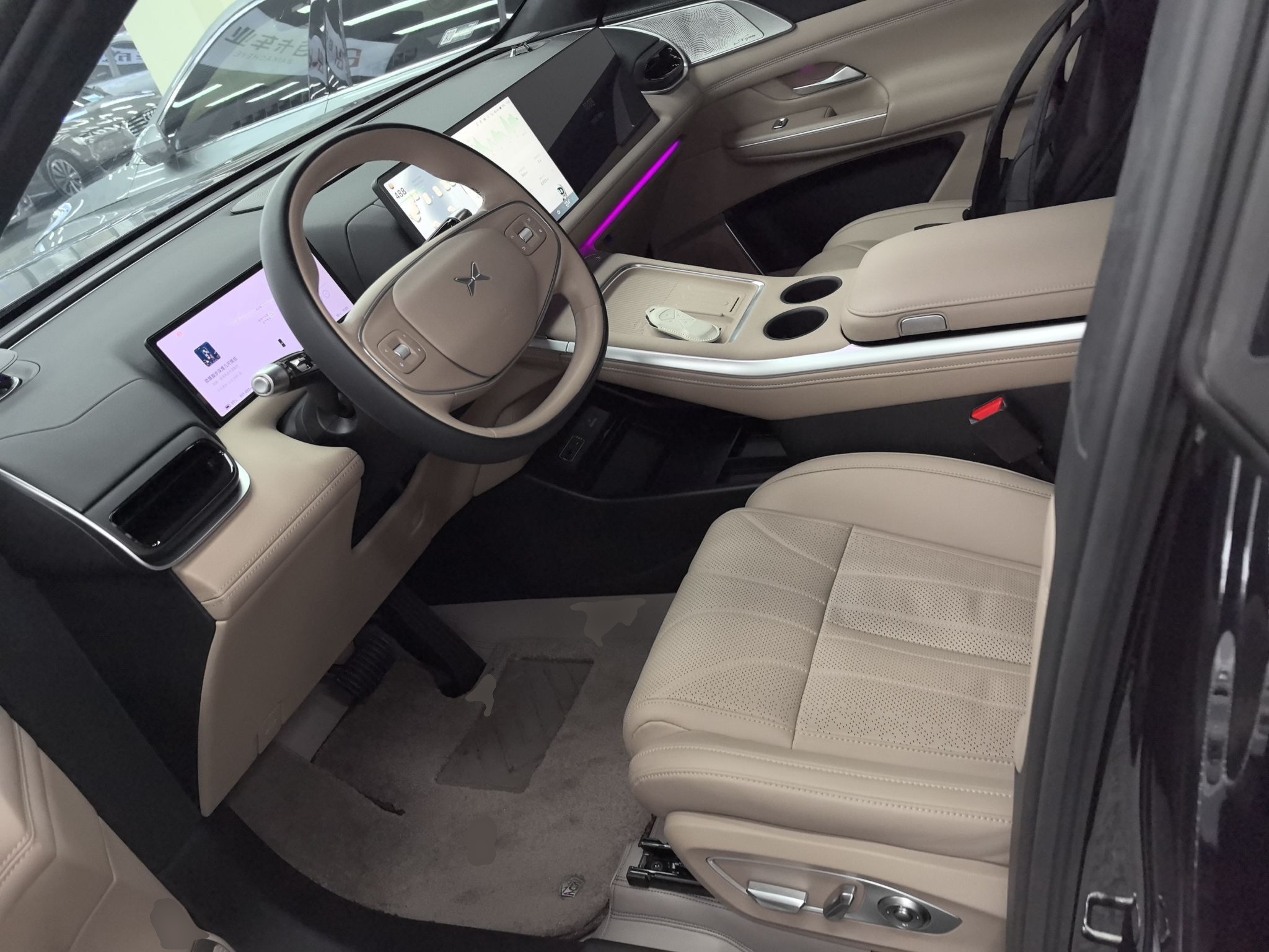 المقاعد الأمامية داخل السيارة