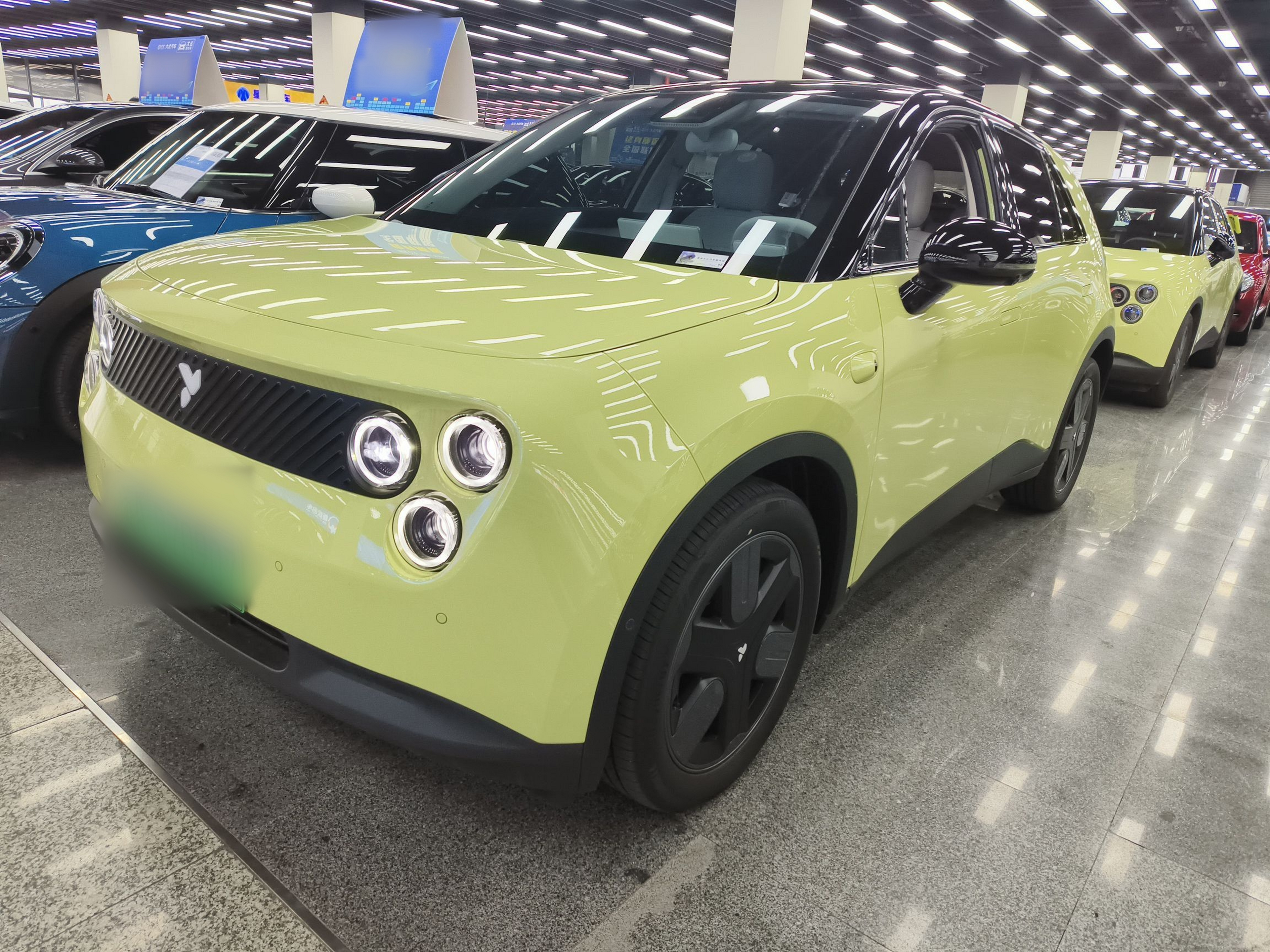 تحت مقدمة السيارة