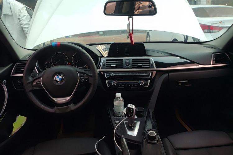 Used BMW 3 Series 2018 318i Center Console