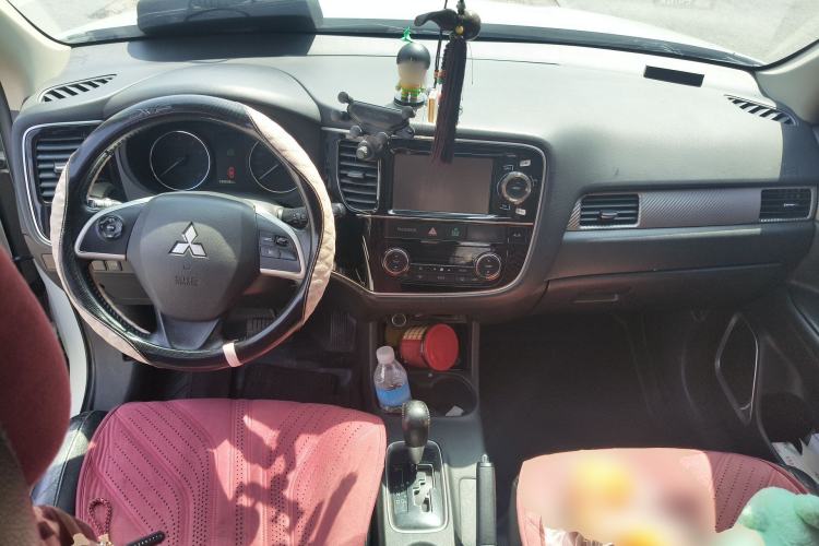 Used Mitsubishi Outlander 2014 2.4L 4x4 Deluxe Value Edition 5 Seats Center Console