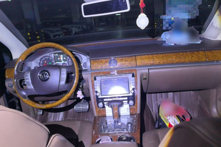 Used Volkswagen Phaeton 2011 3.6L V6 5-Seater Extended Business Edition Center Console