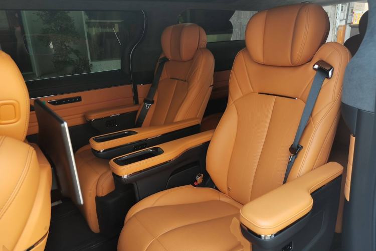 Used Geely Galaxy LEVC L380 2024 140-Degree 6-Seater All-Wheel-Drive Ultra