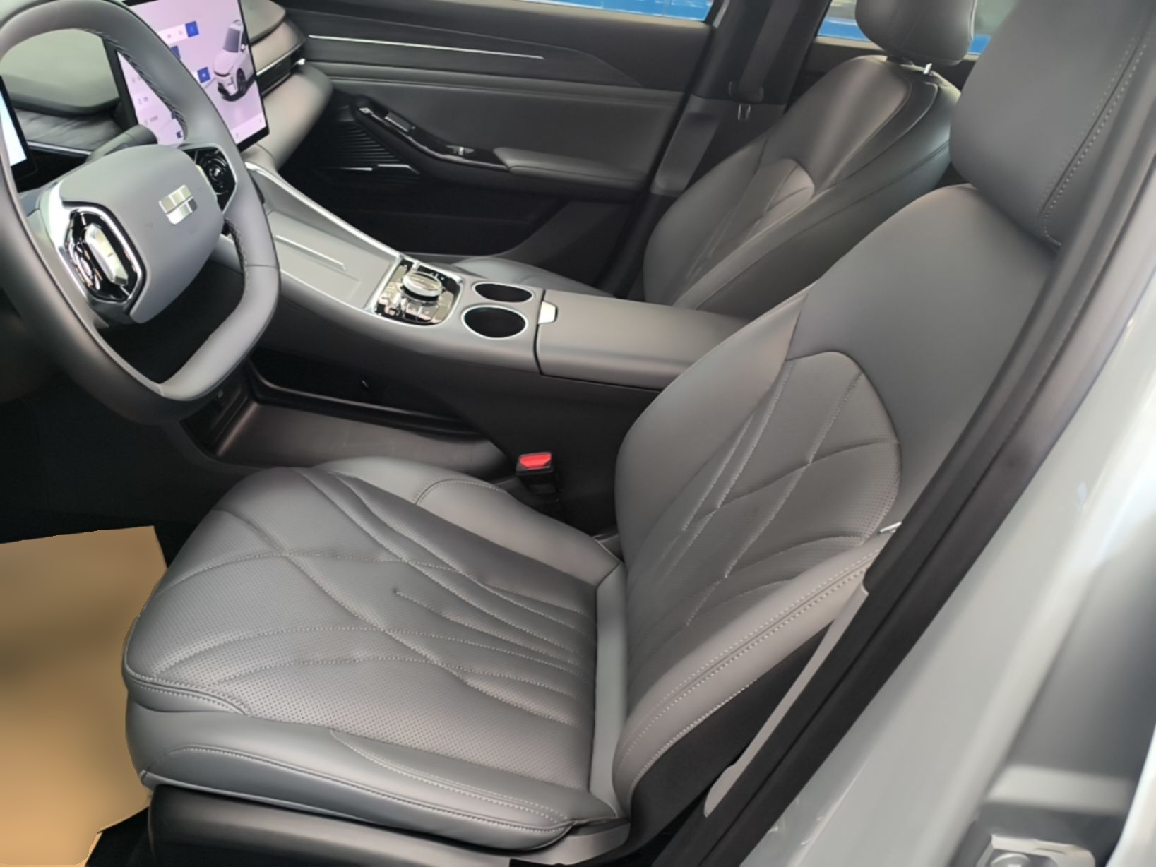 Geely Galaxy L6 2025 EM-i 140km Explorer+ Edition — снимка 17