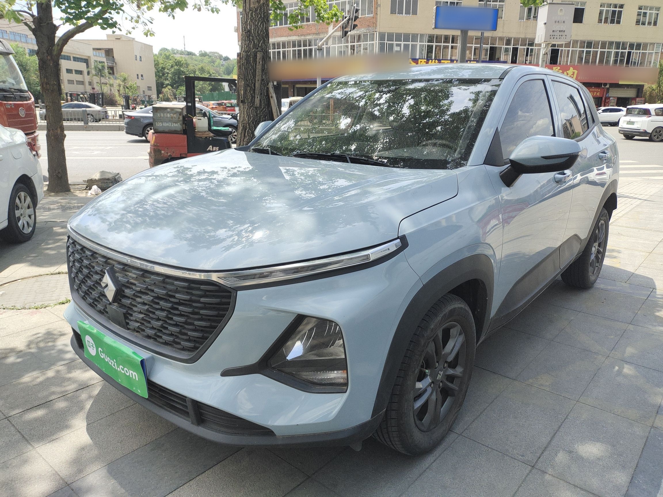 Под передней частью автомобиля