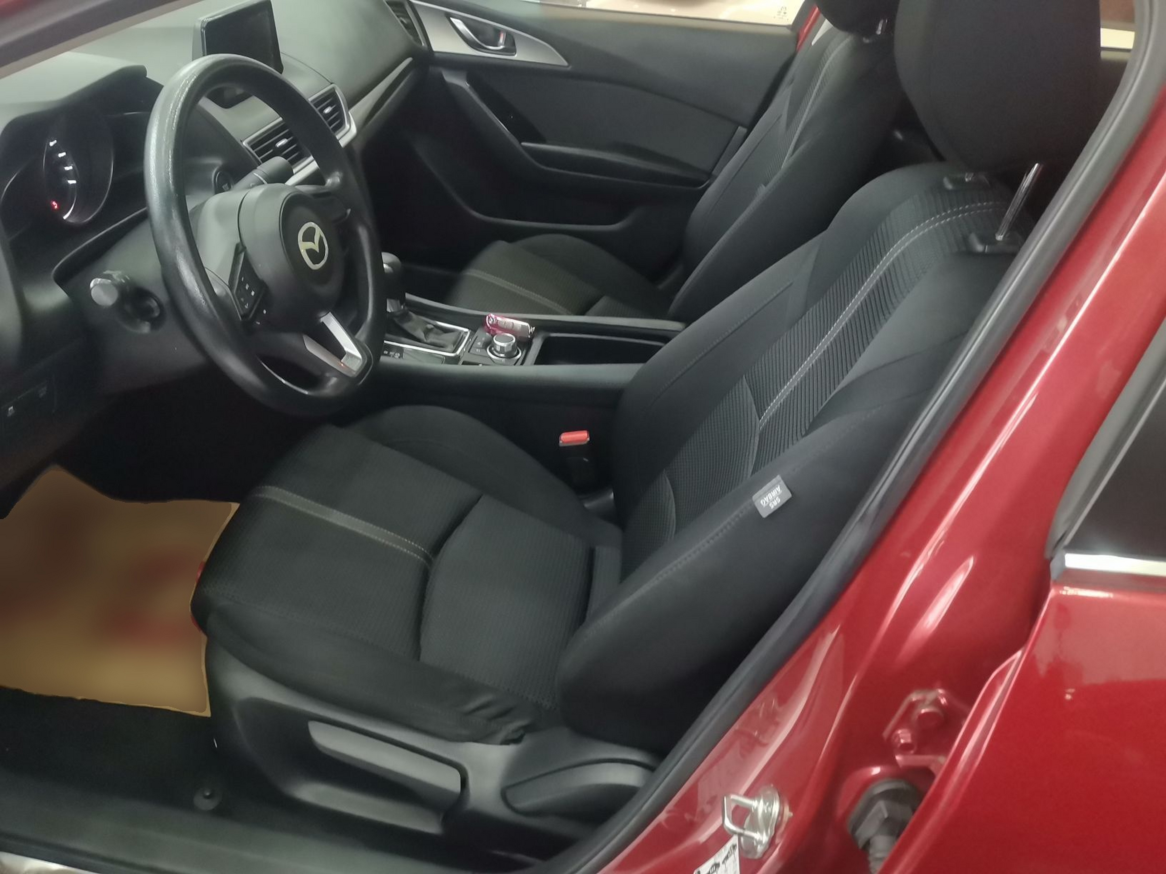 Переднее сиденье в автомобиле