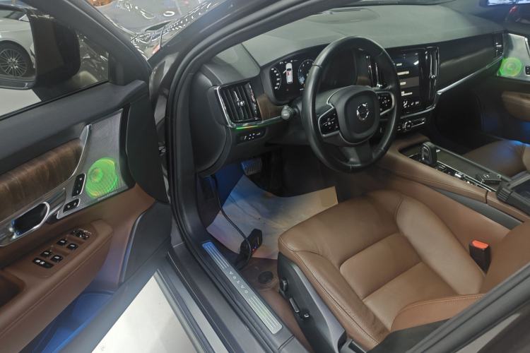 Used Volvo V90 2021 Cross Country B5 AWD Smart Range Edition Driver Seat