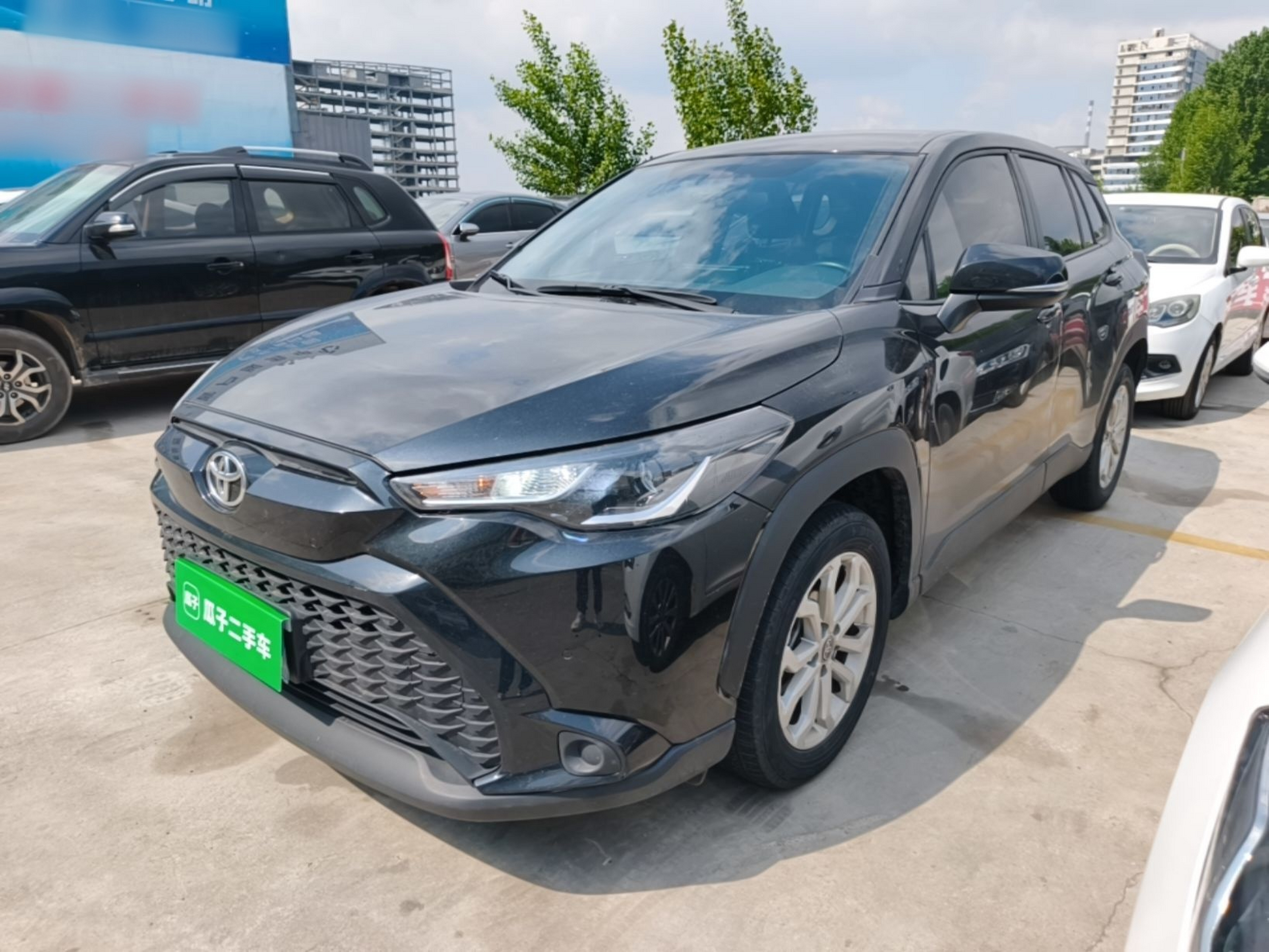 Под передней частью автомобиля