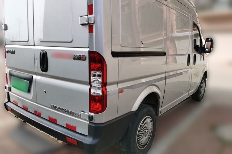 Used Dongfeng Yufeng 2023 V9+ 2.3T Manual Front-Drive Van Short Wheelbase Mid-Roof 3-Seater
