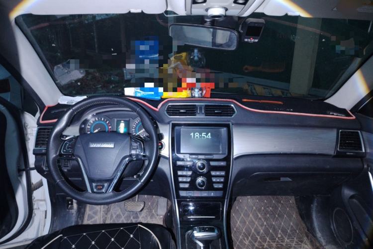 Used Haval H2 2018 Red-Label 1.5T Dual-Clutch Two-Wheel-Drive Elite Model Center Console