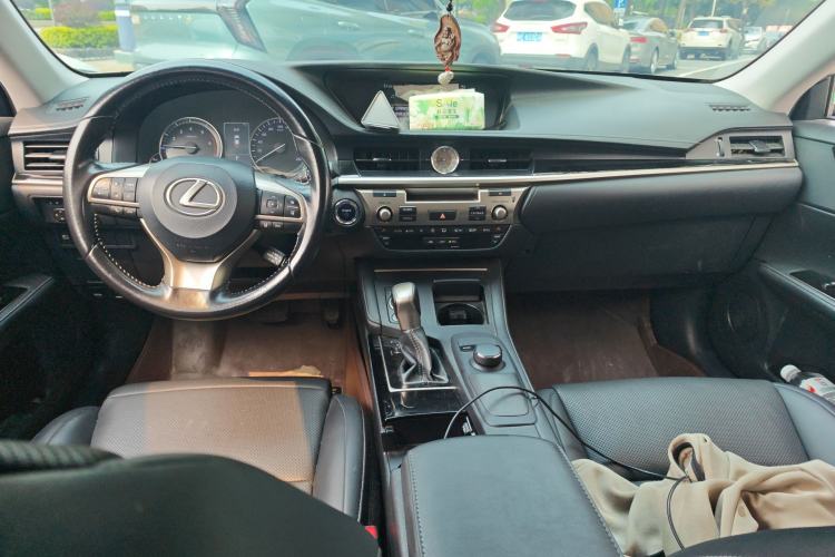Used Lexus ES 2015 300h Comfort Edition Center Console