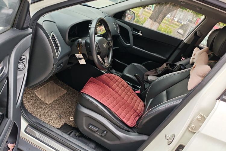 Used Hyundai ix25 2015 1.6L Automatic Two-Wheel-Drive Deluxe DLX Model Driver Seat