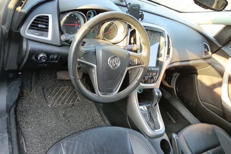 Used Buick GT 2011 GT 1.8L Automatic Fashion Edition Leather Model Center Console