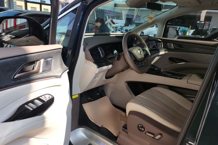 Used Denza D9 2022 DM-i 1040 Prestige Model
