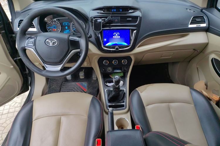 Used FAW Yingzhi 737 2015 1.5L Manual Deluxe Navigation Version Center Console