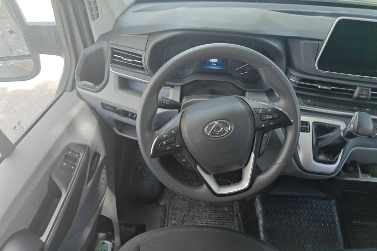 Used SAIC MAXUS Xintu V90 2022 2.0T AMT Yunjie Front-Wheel-Drive Short Wheelbase Mid-Roof Design with Single Rear Tire and 6 Seats