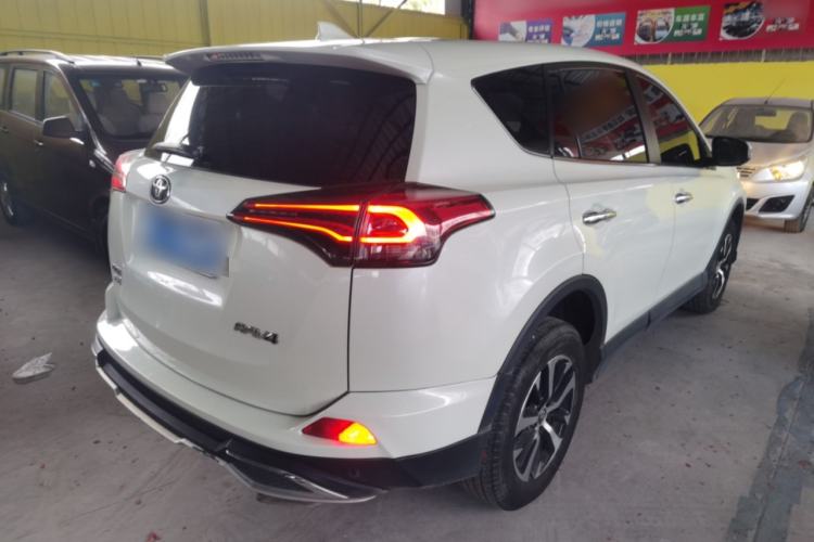 Used Toyota RAV4 2016 2.0L CVT Two-Wheel Drive Fashion Edition China V Standard
