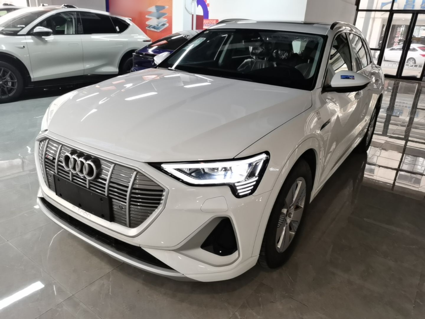 Unter der Vorderseite des Autos