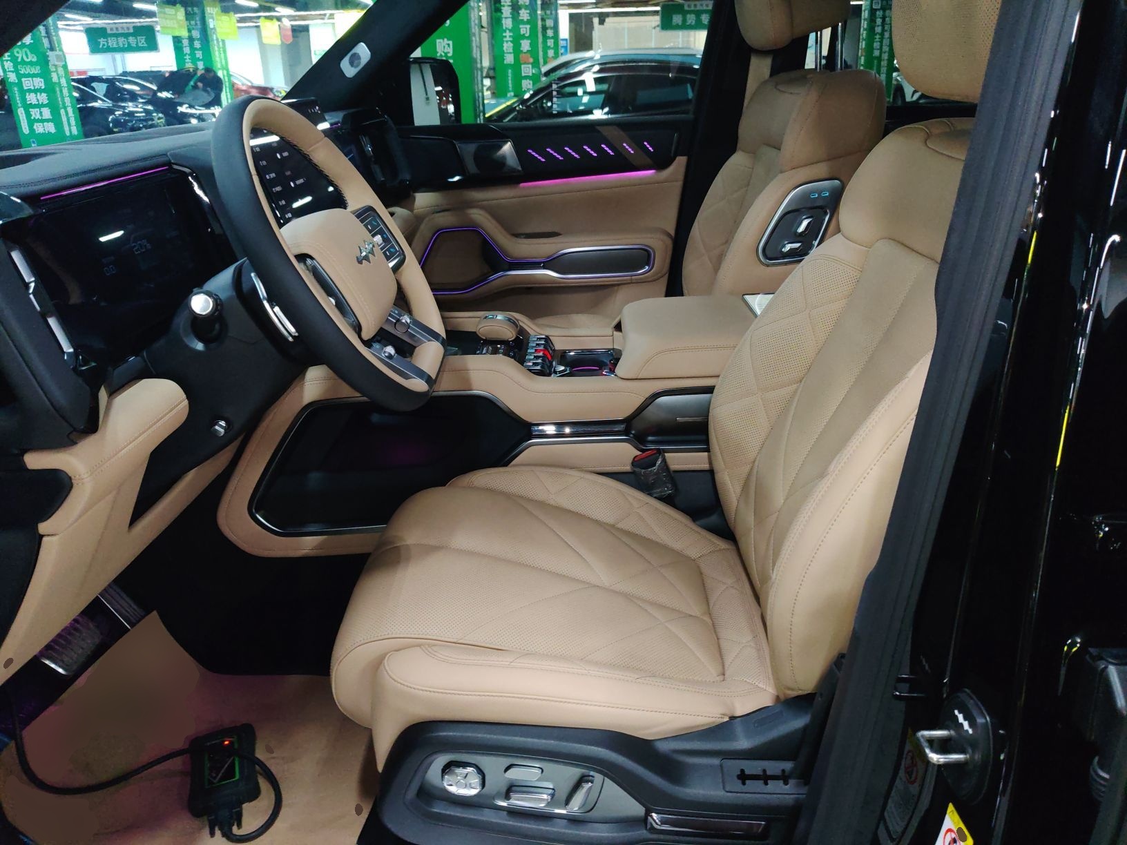 المقاعد الأمامية داخل السيارة