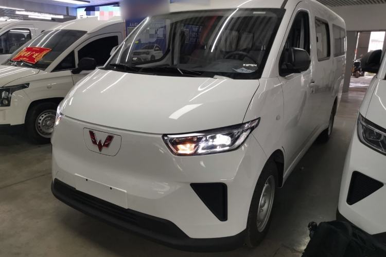 Used Wuling Yangguang 2024 300KM Comfort Version Passenger Van 75kW

