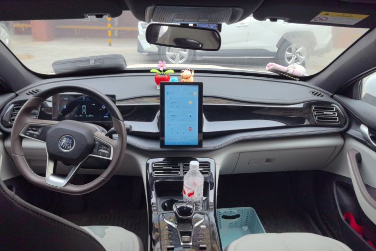 Used BYD Qin PLUS 2024 HONOR Edition DM-i 55KM Leading Model Center Console