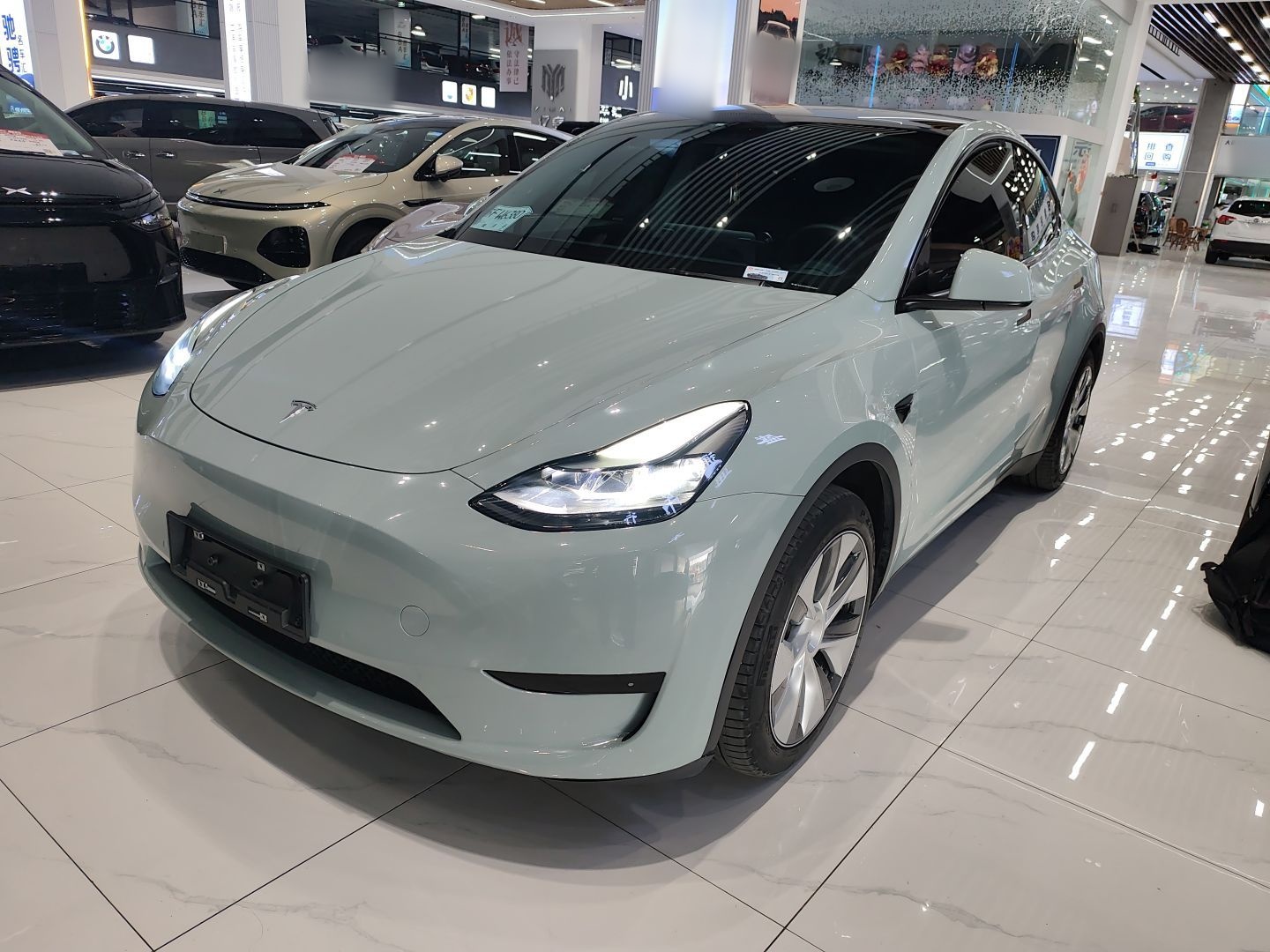 Под передней частью автомобиля