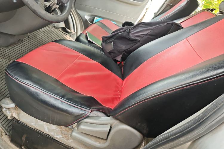 Used Dongfeng Yufeng 2018 2.3TA100 Standard Edition Logistics Vehicle Short Wheelbase Mid-Roof Design 5-9 Seater Powered by WP2.3
