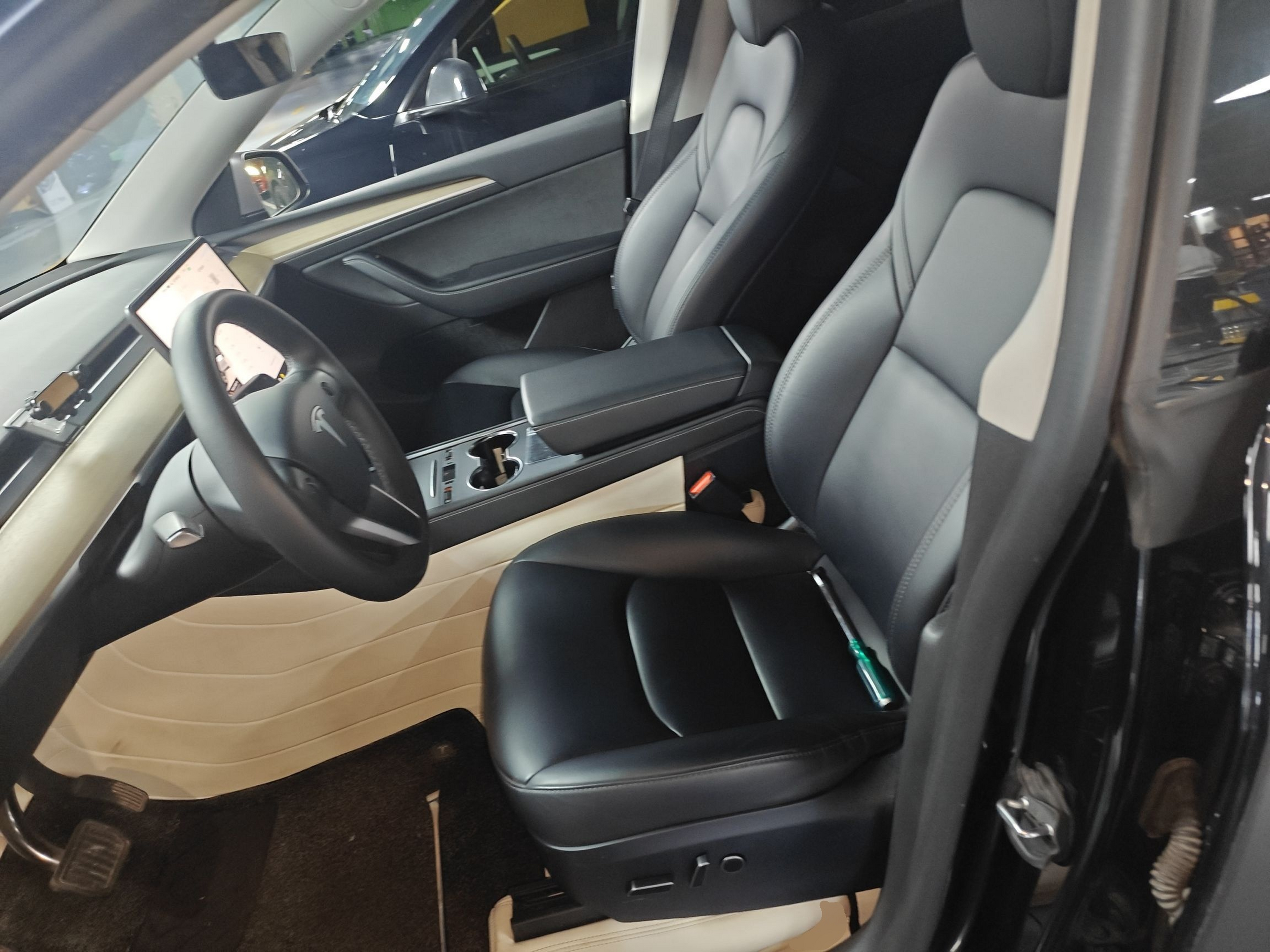 المقاعد الأمامية داخل السيارة