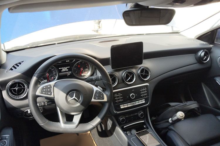 Used Mercedes-Benz GLA 2019 GLA 200 Dynamic Edition Center Console