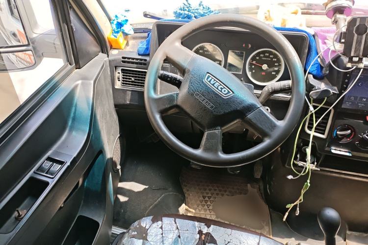 Used Iveco Daily 2020 2.5T A35 Passenger Van Single-Tire Mid-Roof Design 5-9 Seats China V Emission Standard Steering Wheel