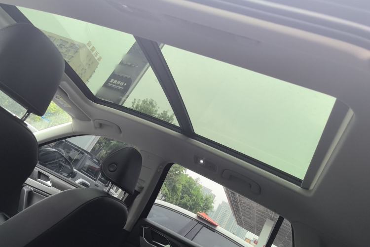 Used Volkswagen Tayron 2024 330TSI Two-Wheel Drive Luxury Plus Advanced Version Headliner