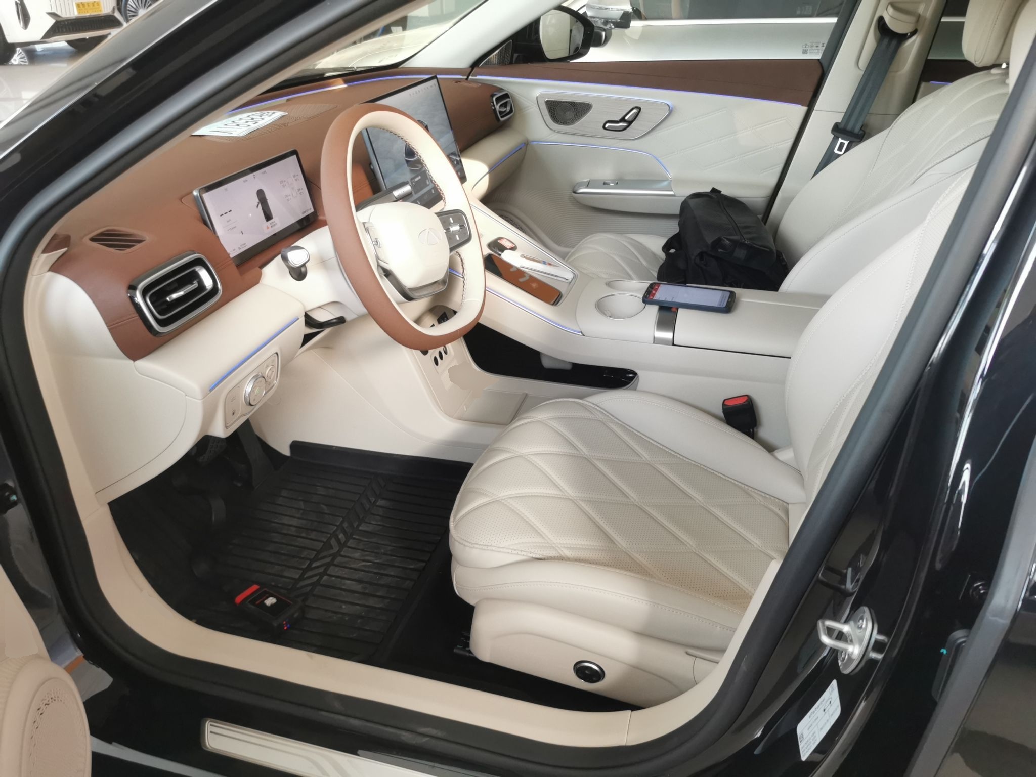 المقاعد الأمامية داخل السيارة