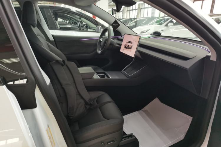 Used Tesla Model Y 2025 Long-Range All-Wheel-Drive Version
