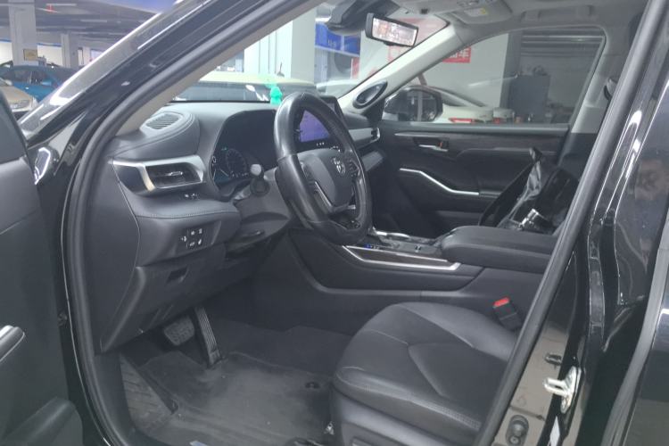 Used Toyota Highlander 2023 2.5L Smart Electric Hybrid Dual-Motor All-Wheel-Drive Supreme Edition – 7 Seats Left Front Seat