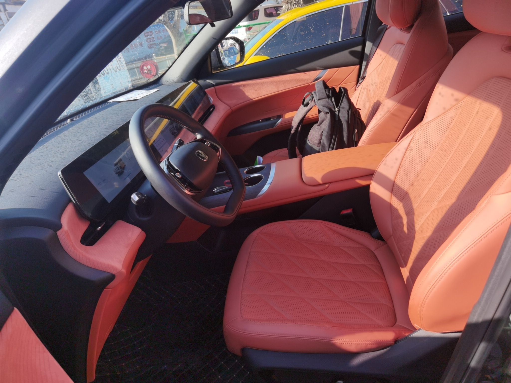 المقاعد الأمامية داخل السيارة