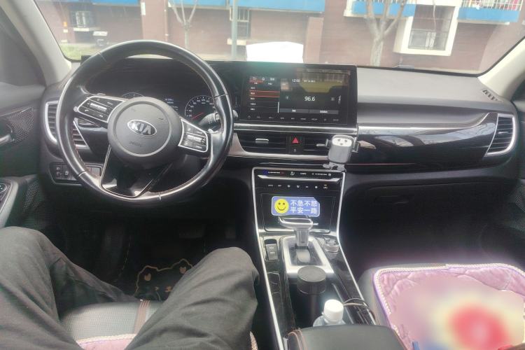 Used Kia KX3 2020 1.5L CVT Trend Edition Center Console