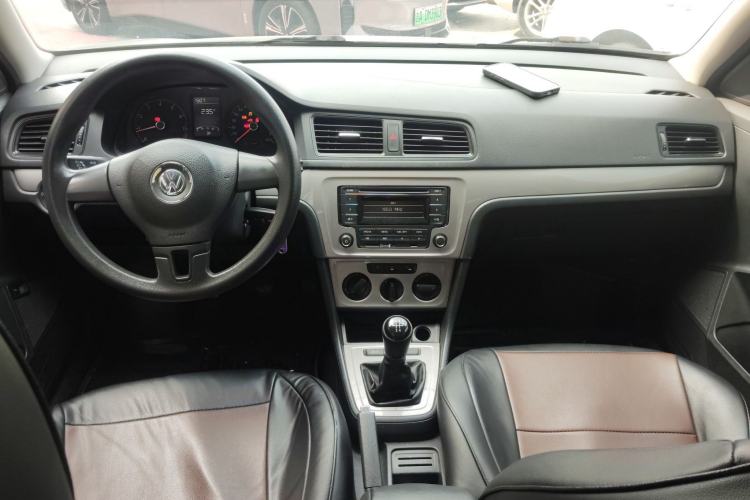 Used Volkswagen Lavida 2013 Revised Classic 1.6L Manual Fashion Edition Center Console